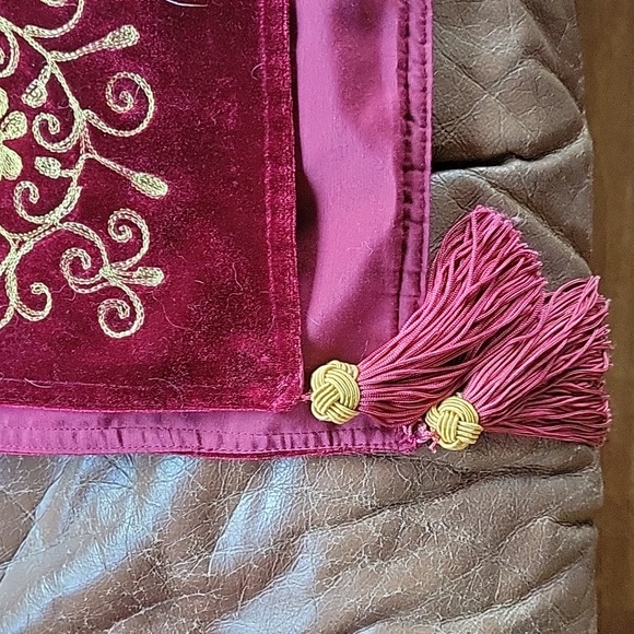 Velvet table runner. - Picture 2 of 7